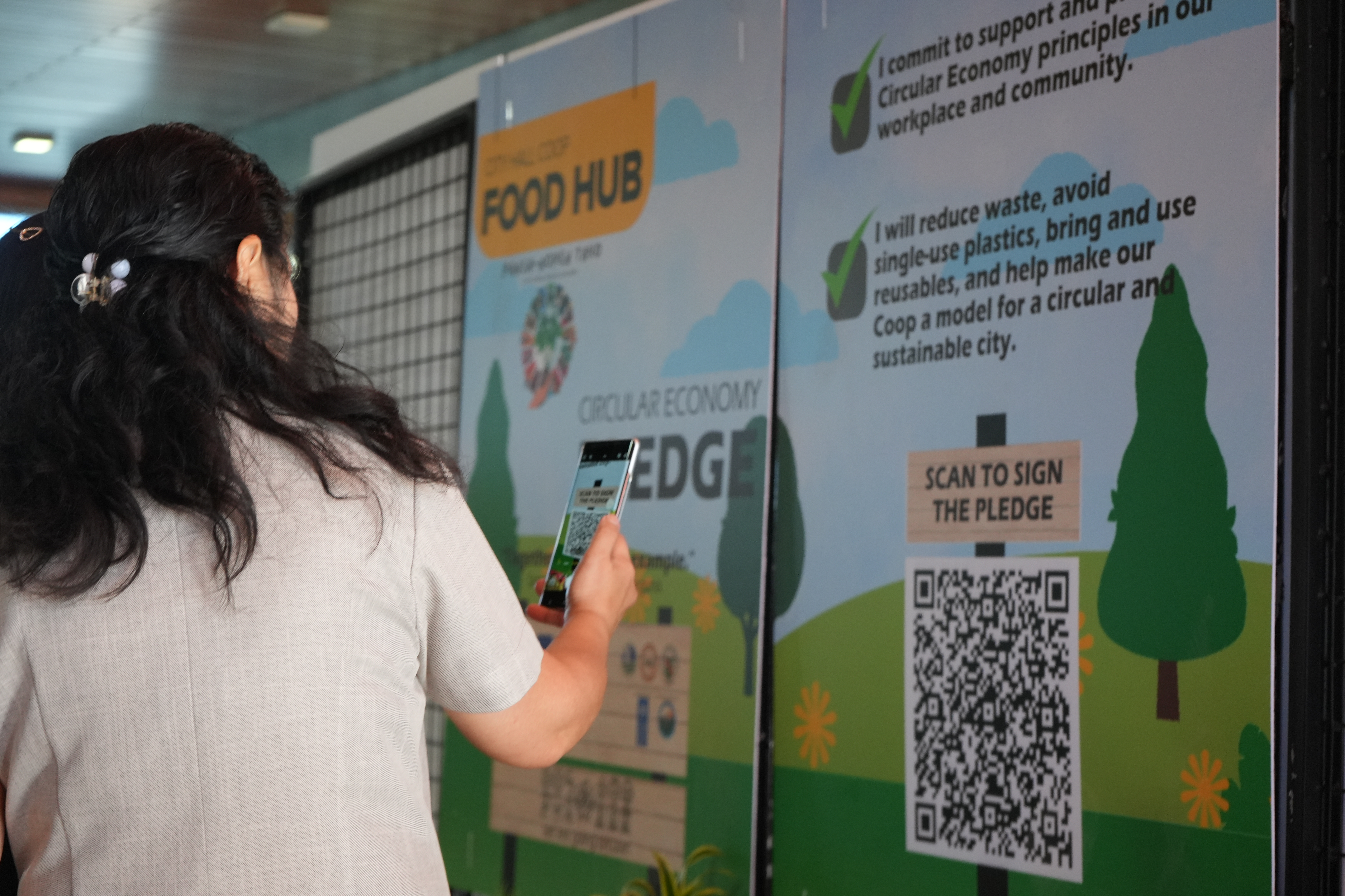 Customers of the Baguio City Hall Cooperative’s Food Hub sign the Pledge for Circularity. Photo by Earl Diaz Customers of the Baguio City Hall Cooperative’s Food Hub sign the Pledge for Circularity. Photo by Earl Diaz